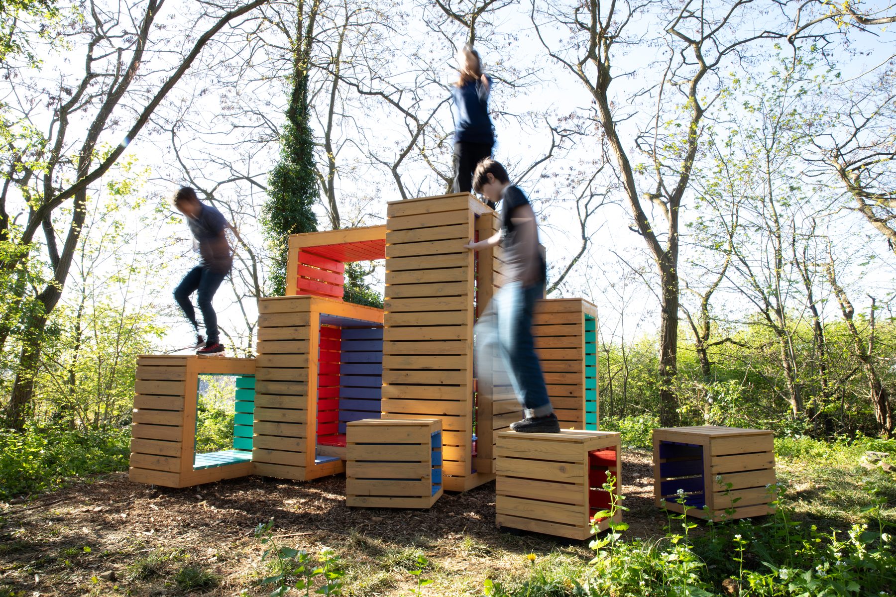 Kinderen klimmen op het houten bouwwerk